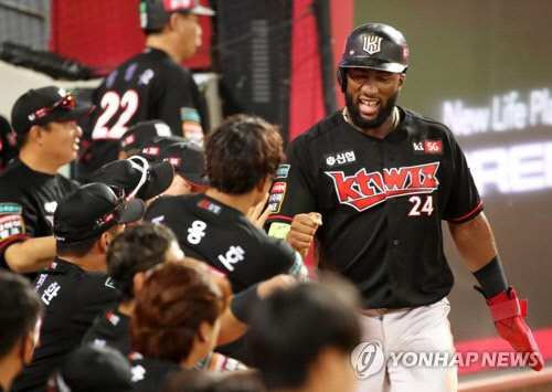 로하스 '기분 만점이야' [연합뉴스]